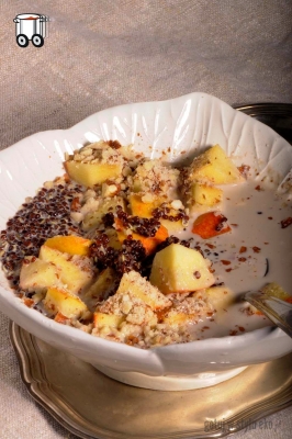 Śniadaniowa owsianka z czerwonej quinoa z jabłkiem i migdałami (bez glutenu, bez laktozy)