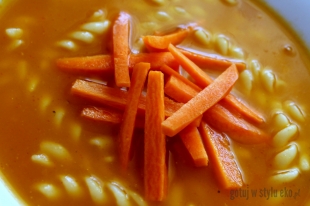 Zupa marchewkowa z makaronem