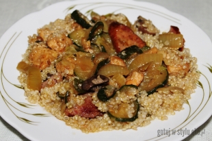 Quinoa z kurczakiem, kiełbaską i warzywami