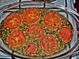 Zapiekanka gryczano-szpinakowa z pomidorami