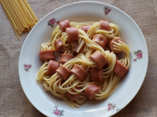 Spaghetti z parówkami