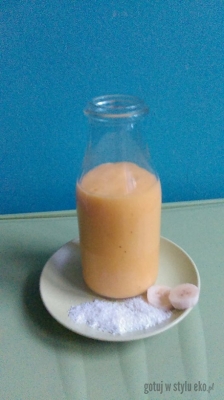 Pyszny i zdrowy owocowy koktajl pomarańczowy