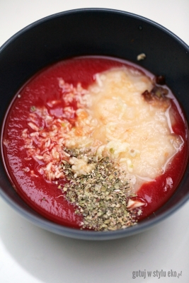 Sos pomidorowo-jabłkowy z ziołami i czosnkiem