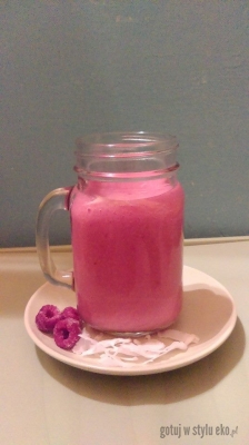 Różowy koktajl z mrożonymi malinami