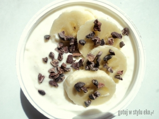Jogurt bananowy z ziarnami kakao :) 