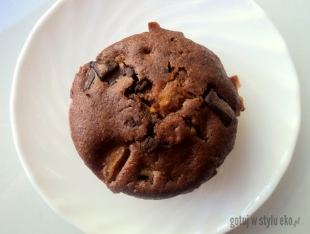Muffiny kakaowe z kawałkami czekolady i brzoskwiniami :) 