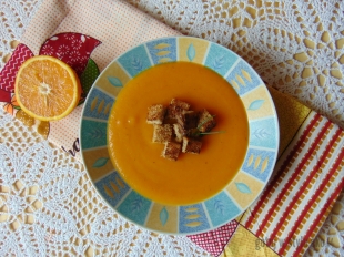 Zupa krem z marchewki z dodatkiem soku z pomarańczy.