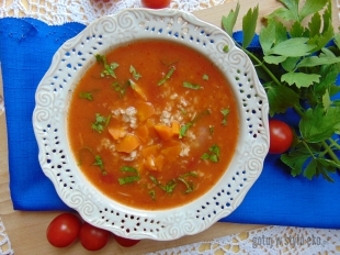 Zupa pomidorowa z płatkami owsianymi.