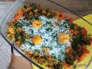 Kasza jaglana zapiekana z warzywami i jajkami