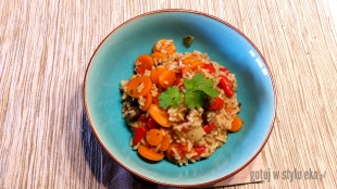 Potrawka z ryżu z czerwonymi warzywami