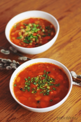 Wiosenna zupa z soczewicą i ciecierzycą