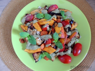 Sałatka ryżowa z warzywami i kremowym sosem