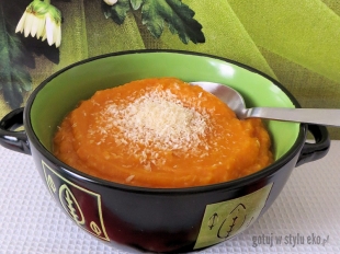 Marchewkowa zupa-krem z kokosem i migdałem ( uboga)
