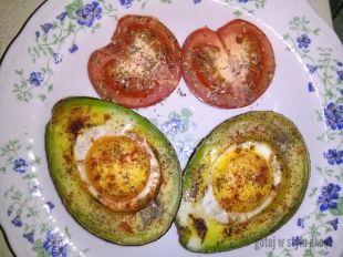 Jaja zapiekane w awokado z pomidorem