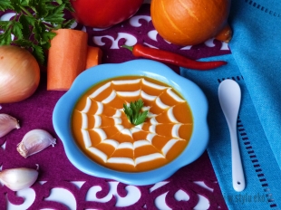 Pikantna zupa krem z dyni i marchewki