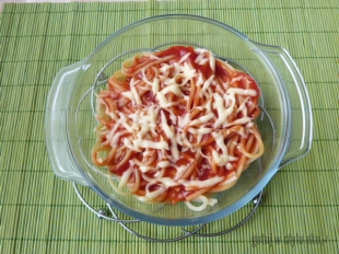 Makaron zapiekany z sosem pomidorowym