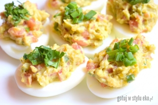 Dietetyczne jajka faszerowane - z awokado i pomidorem :) 