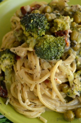 Spaghetti z brokułem i zielonym groszkiem