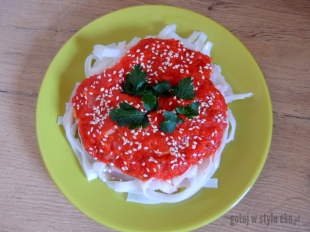 Makaron ryżowy z sosem paprykowo - pomidorowym