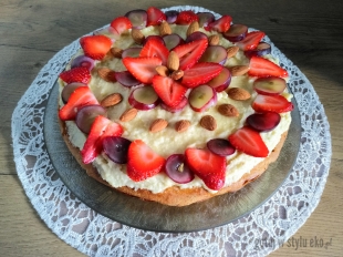 Dietetyczny tort z kremem jaglanym i owocami