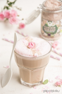 Kawa latte z różanym cukrem na mleku migdałowym