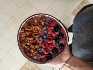 Śniadaniowe smoothie bowl