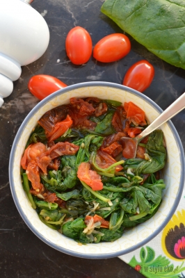 Szpinak z czosnkiem i pomidorami na ciepło - Dieta dr Dąbrowskiej