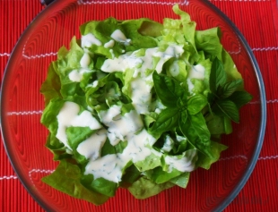 Zielona sałata w ziołowym sosie