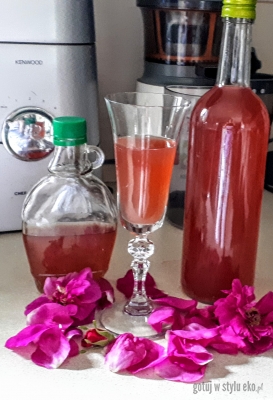 Wino naturalnie aromatyzowane płatkami róży 