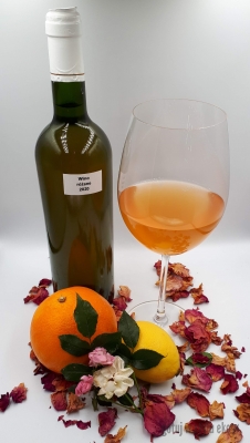 Wino z płatków róży naturalnie fermentowane