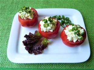 Pomidory nadziewane sałatką śledziową