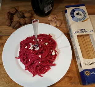 Spaghetti z buraczanym pesto