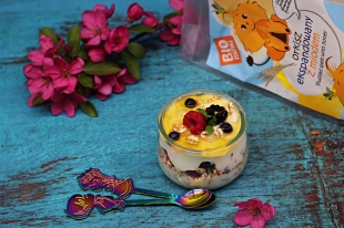 Deserki jogurtowe z owocami leśnymi, miodem i orkiszem ekspandowanym 