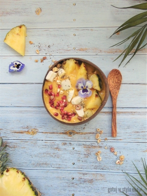 Smoothie bowl z ananasem i mango
