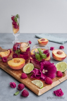 Woda smakowa z hibiskusem i owocami