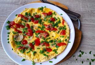 Śniadaniowy omlet z białą kiełbasą