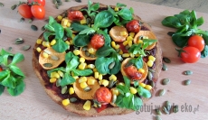 Warzywna pizza na cieście z korzeniem maca