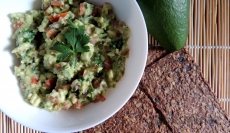 Guacamole z chlebkiem lnianym