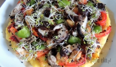 Pizza z polenty z tofu i grzybami shiitake
