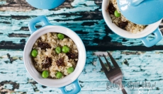 Quinoa z suszonymi pomidorami i groszkiem