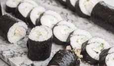 Sushi własnej roboty z warzywami i omletem