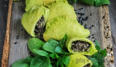Zielone pierogi z czarną soczewicą