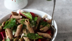 Samopsza penne Fabijańscy z botwinką i ricottą