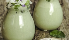 Jogurt matcha z kiwi i lawendą