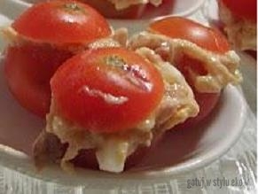 Pomidorki cherry nadziewane pastą z tuńczyka
