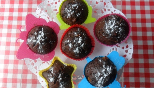Kakaowe muffinki z brzoskwiniami