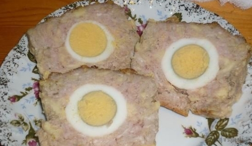 Pieczeń z jajkiem i żółtym serem 