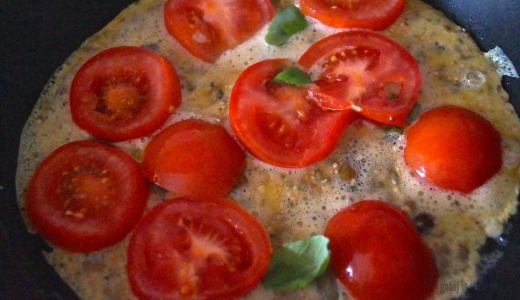 Omlet z pomidorami i świeżą bazylią