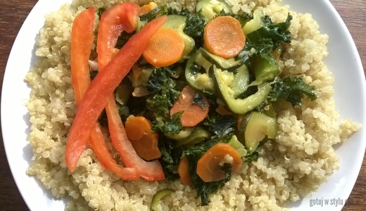 Quinoa z marchewką, cukinią i jarmużem