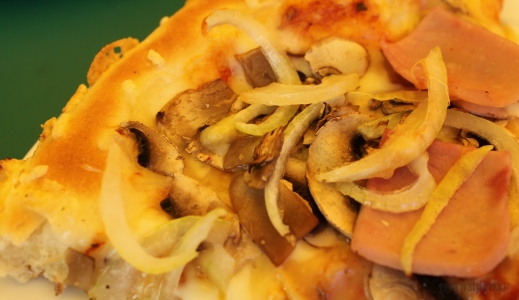 Pizza z szynką, pieczarkami i cebulą 